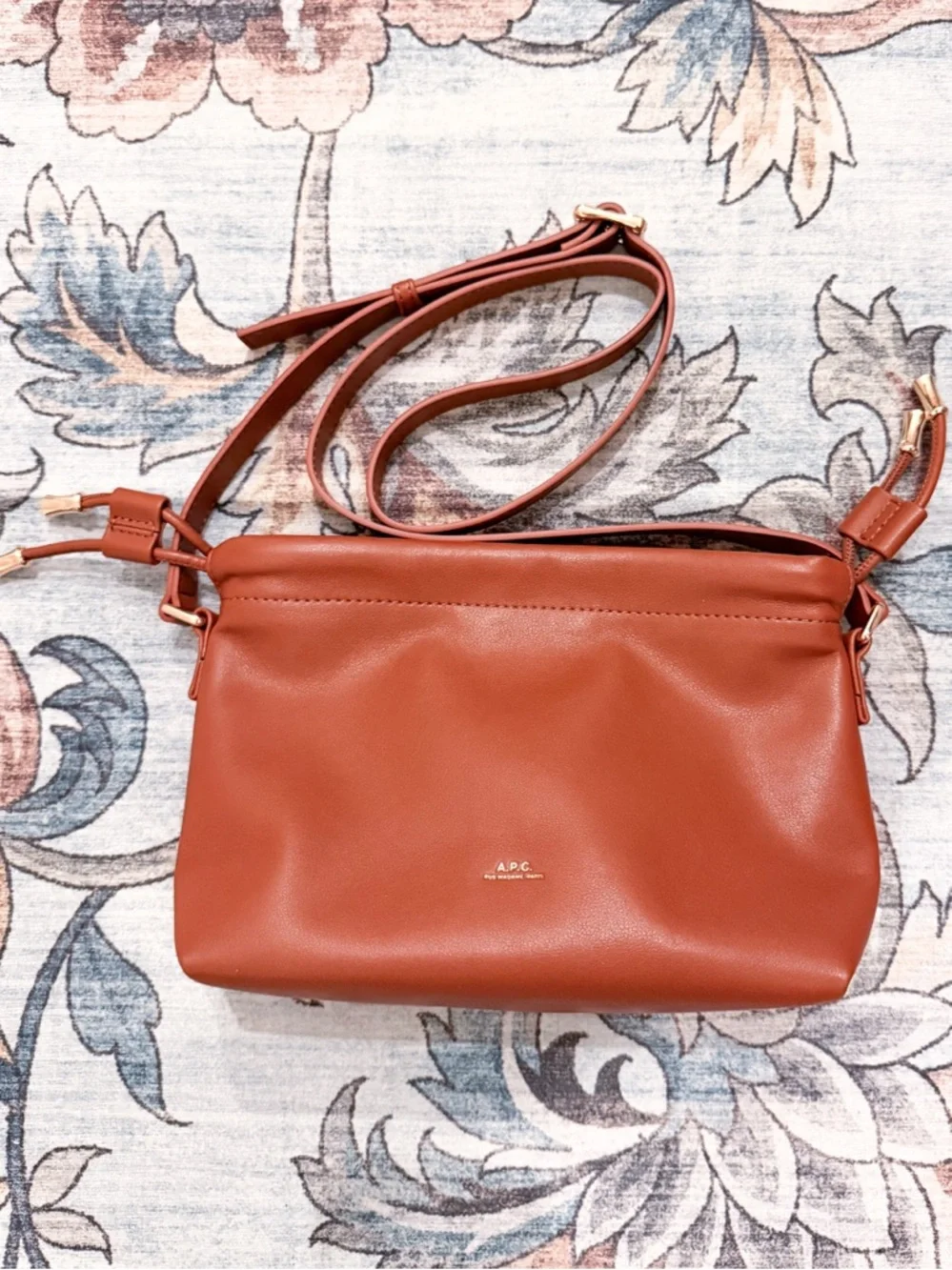 NEW A.P.C. Drawstring Magnet Closure Chestnut Leather Crossbody (smoke/pet free) - Picture 2 of 9